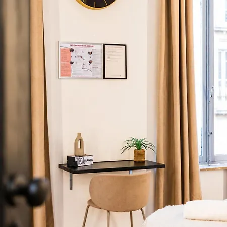 Appartement Simple Private In 5br Shared Apartment, Well Connected Location *