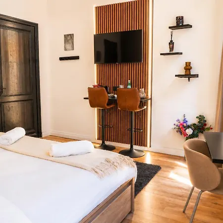 Simple Private In 5br Shared Apartment, Well Connected Location
