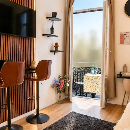 Appartement Simple Private In 5br Shared Apartment, Well Connected Location *