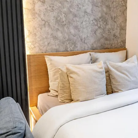 Simple Private In 5br Shared Apartment, Well Connected Location