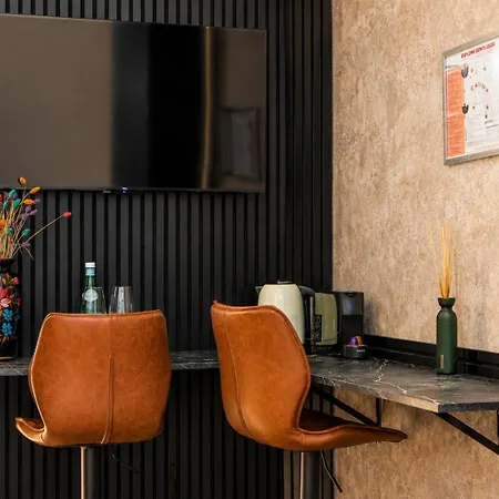 Appartement Simple Private In 5br Shared Apartment, Well Connected Location *