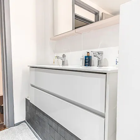 Simple Private In 5br Shared Apartment, Well Connected Location * Gand