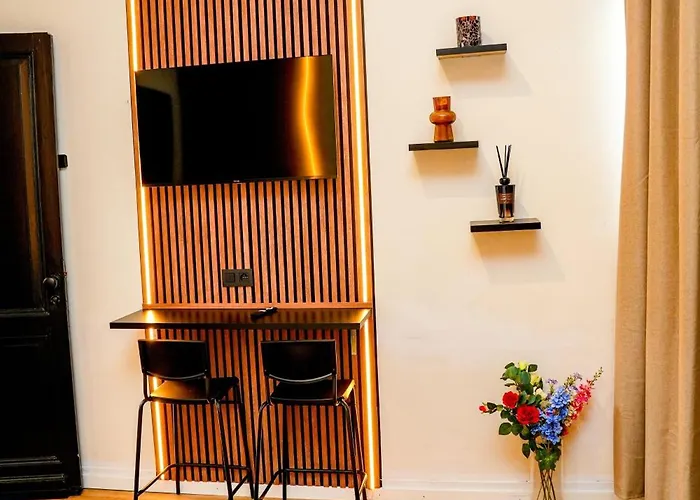 Simple Private Rooms In 5Br Shared Apartment, Well Connected Location Appartamento