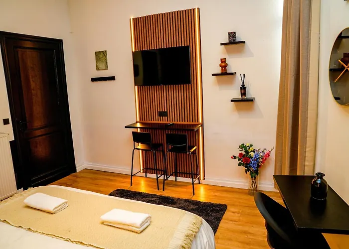 Simple Private Rooms In 5Br Shared Apartment, Well Connected Location Appartamento