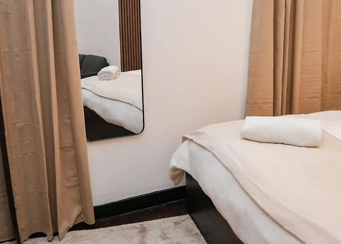 Simple Private In 5br Shared Apartment, Well Connected Location Gent