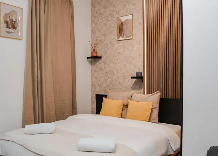 Simple Private Rooms In 5Br Shared Apartment, Well Connected Location Gand