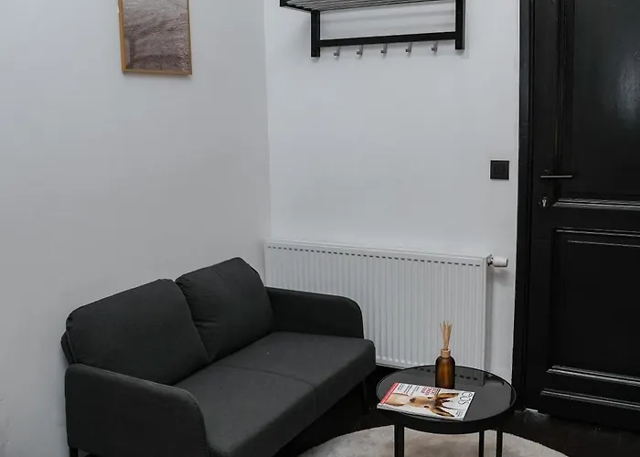 Simple Private Rooms In 5Br Shared Apartment, Well Connected Location *