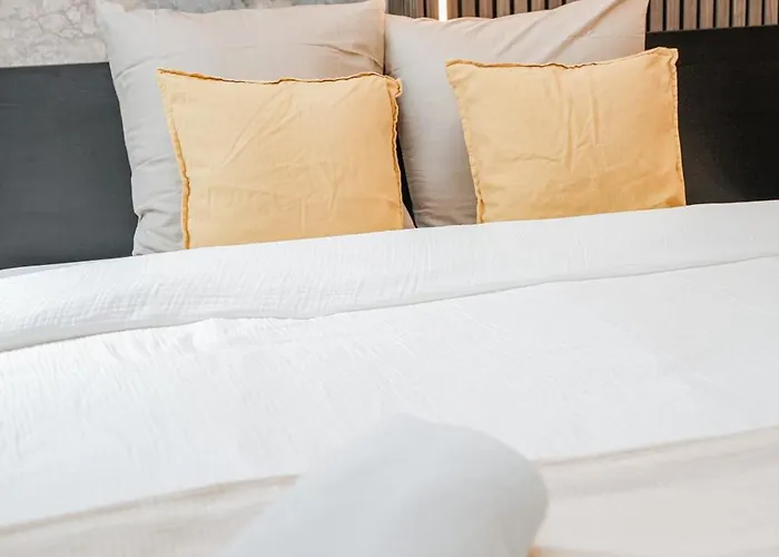 Simple Private Rooms In 5Br Shared Apartment, Well Connected Location * Gand