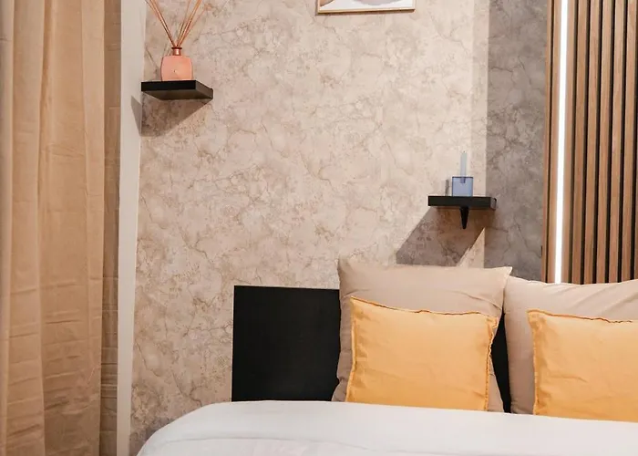 Appartamento Simple Private Rooms In 5Br Shared Apartment, Well Connected Location *