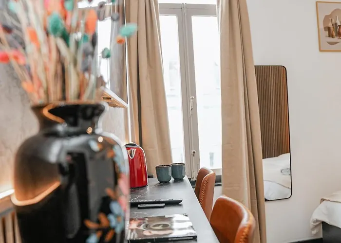 Simple Private Rooms In 5Br Shared Apartment, Well Connected Location *