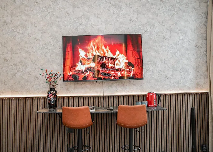 Simple Private Rooms In 5Br Shared Apartment, Well Connected Location