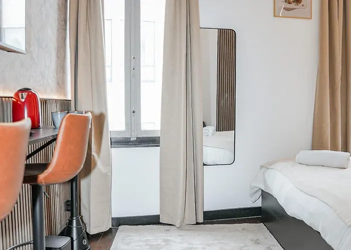 Simple Private In 5br Shared Apartment, Well Connected Location