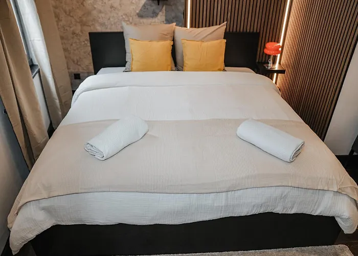 Simple Private In 5br Shared Apartment, Well Connected Location *