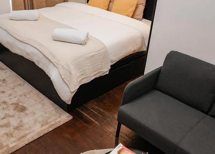 Simple Private Rooms In 5Br Shared Apartment, Well Connected Location *