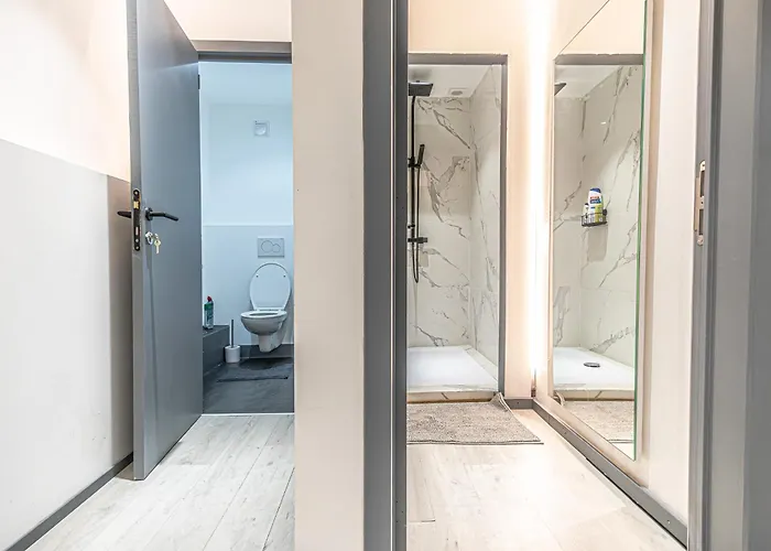 Simple Private In 5br Shared Apartment, Well Connected Location Lägenhet