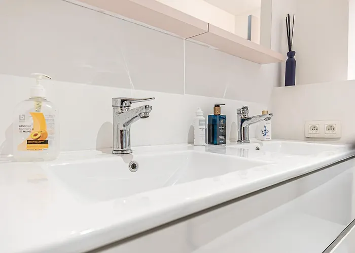 Simple Private In 5br Shared Apartment, Well Connected Location