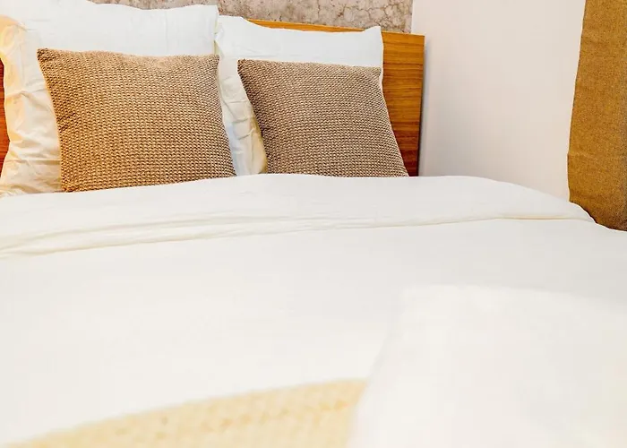 Appartamento Simple Private Rooms In 5Br Shared Apartment, Well Connected Location *