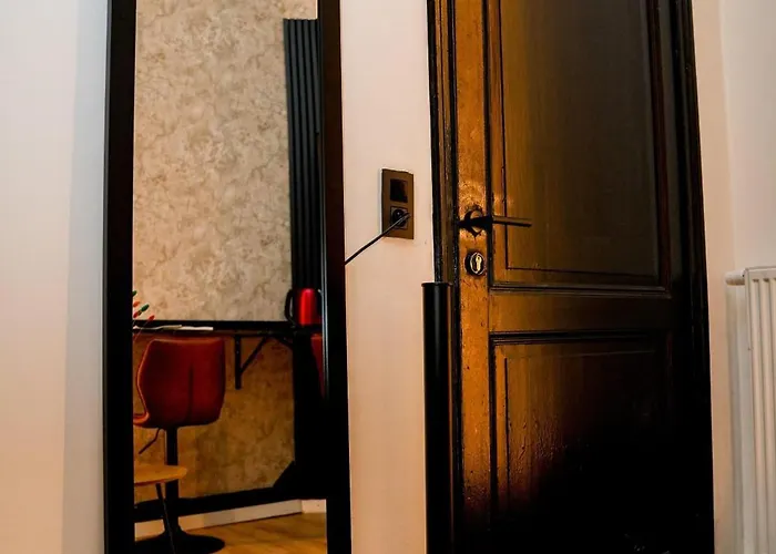 Simple Private Rooms In 5Br Shared Apartment, Well Connected Location *