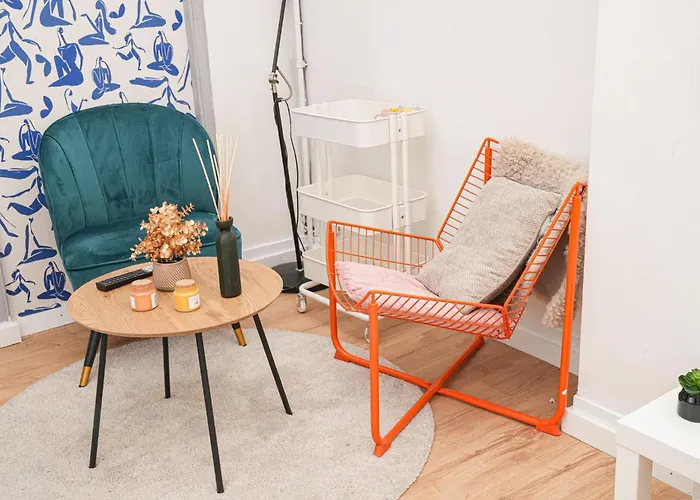 Simple Private Rooms In 5Br Shared Apartment, Well Connected Location Gand