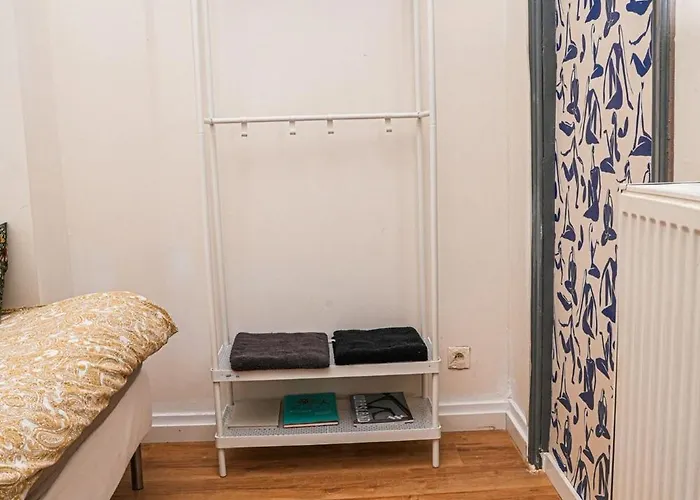 Simple Private Rooms In 5Br Shared Apartment, Well Connected Location