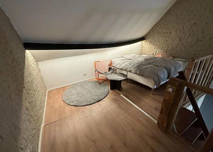 Simple Private Rooms In 5Br Shared Apartment, Well Connected Location