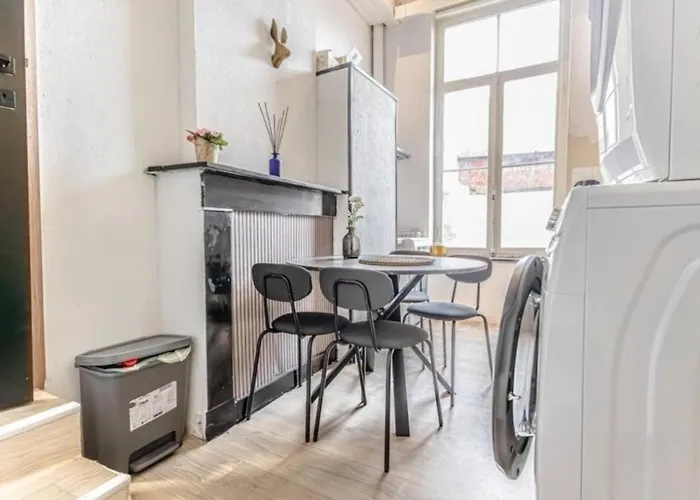 Simple Private Rooms In 5Br Shared Apartment, Well Connected Location Gand
