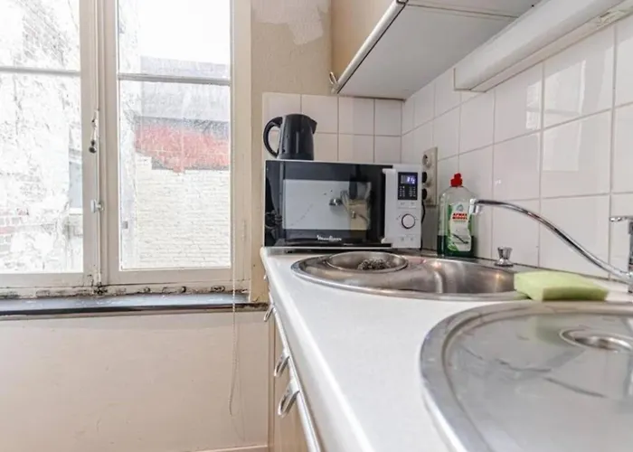 Simple Private Rooms In 5Br Shared Apartment, Well Connected Location