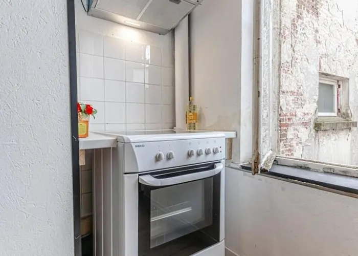 Simple Private Rooms In 5Br Shared Apartment, Well Connected Location *