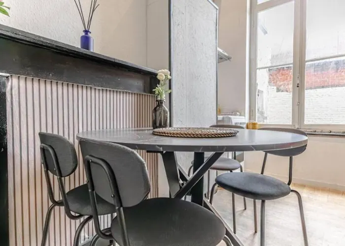 Simple Private In 5br Shared Apartment, Well Connected Location