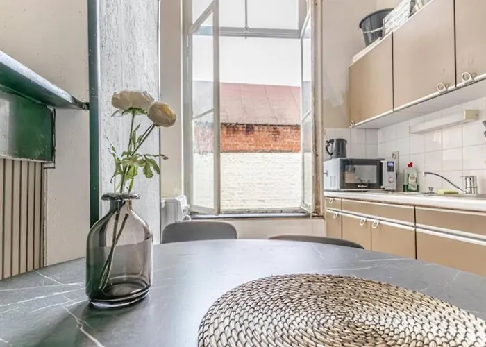 Simple Private In 5br Shared Apartment, Well Connected Location