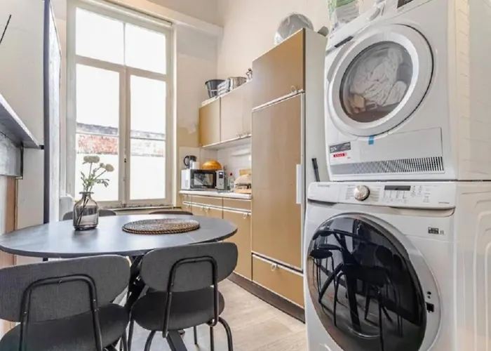 Simple Private In 5br Shared Apartment, Well Connected Location Apartment