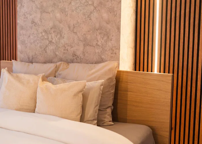 Appartement Simple Private In 5br Shared Apartment, Well Connected Location *