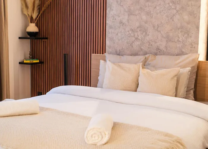 Simple Private In 5br Shared Apartment, Well Connected Location Gand