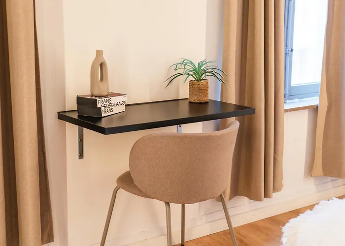 Apartment Simple Private In 5br Shared Apartment, Well Connected Location *