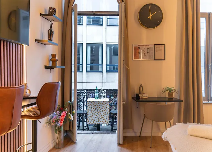 Apartment Simple Private In 5br Shared Apartment, Well Connected Location