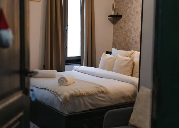 Appartement Simple Private In 5br Shared Apartment, Well Connected Location