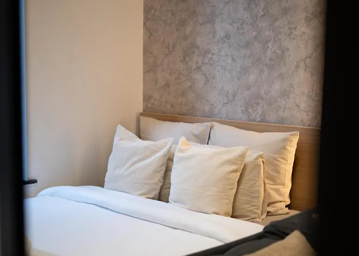 Apartment Simple Private In 5br Shared Apartment, Well Connected Location