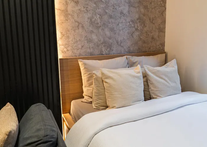 Simple Private In 5br Shared Apartment, Well Connected Location