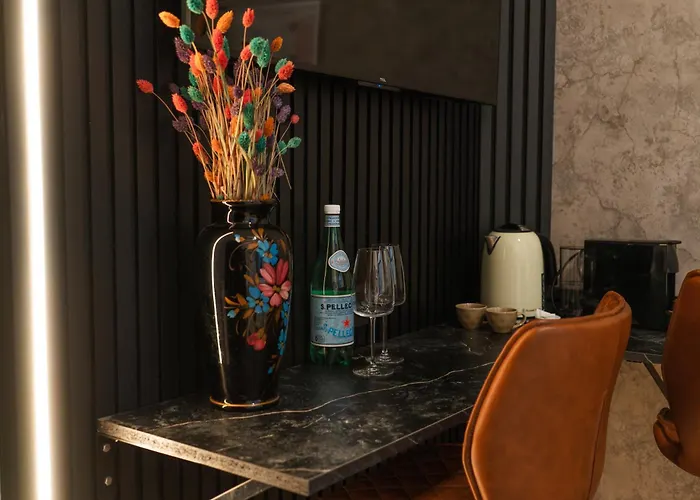 Appartement Simple Private In 5br Shared Apartment, Well Connected Location