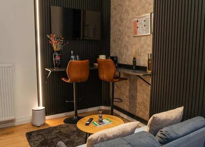 Apartment Simple Private In 5br Shared Apartment, Well Connected Location *