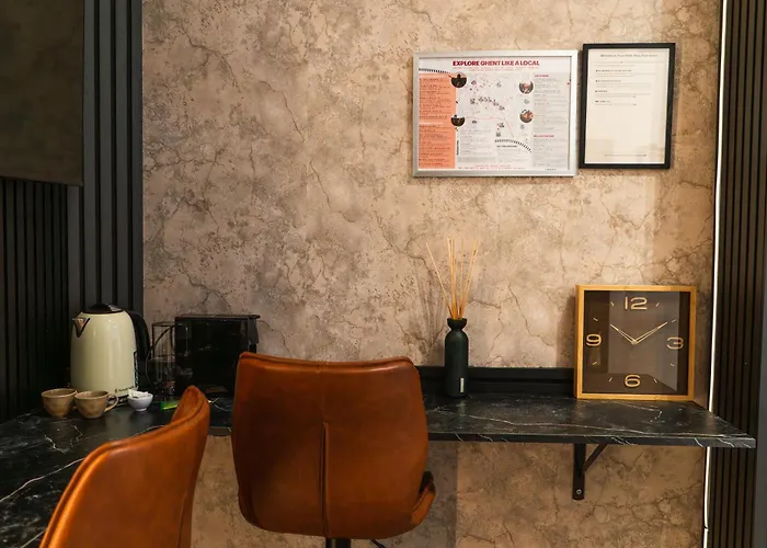 Simple Private In 5br Shared Apartment, Well Connected Location