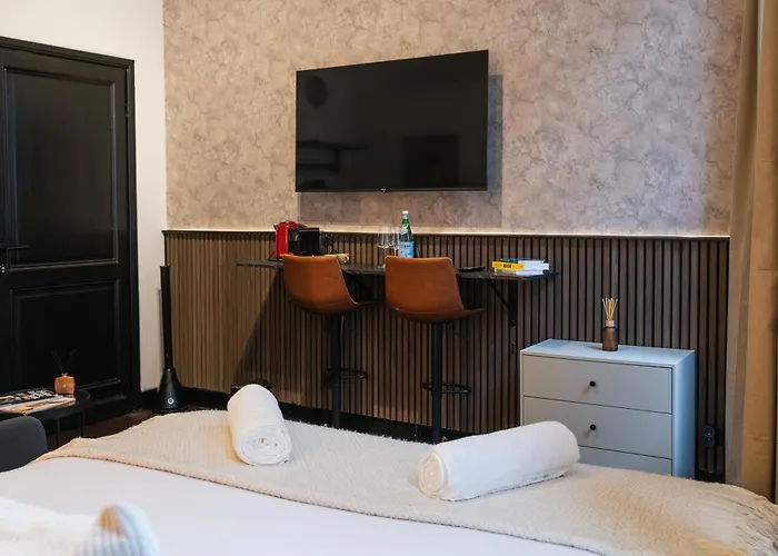 Simple Private In 5br Shared Apartment, Well Connected Location