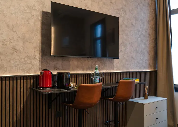 Simple Private In 5br Shared Apartment, Well Connected Location