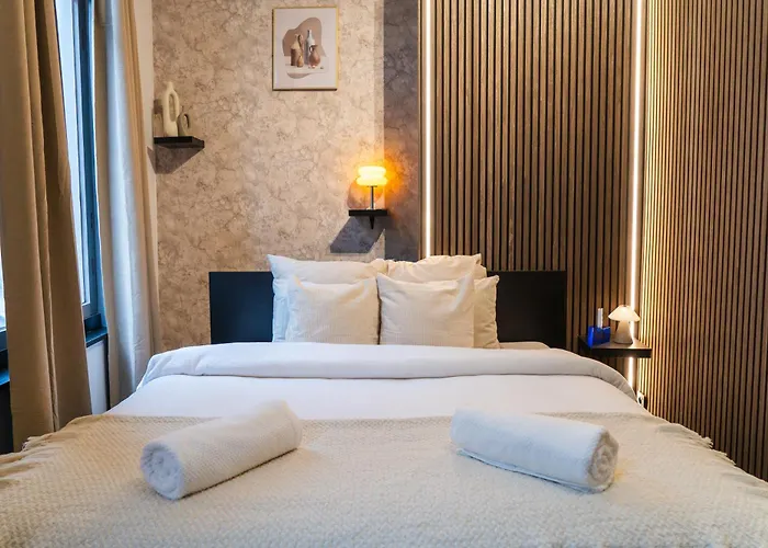 Simple Private In 5br Shared Apartment, Well Connected Location