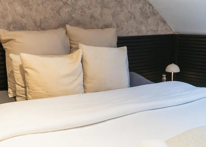 Appartement Simple Private In 5br Shared Apartment, Well Connected Location