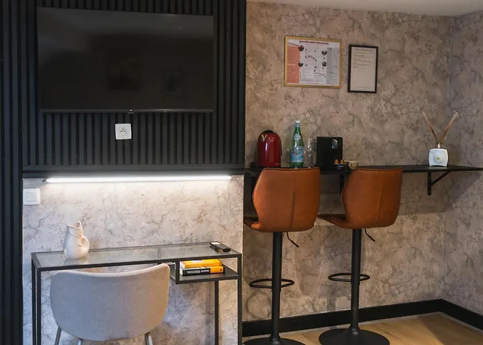 Simple Private In 5br Shared Apartment, Well Connected Location Gand