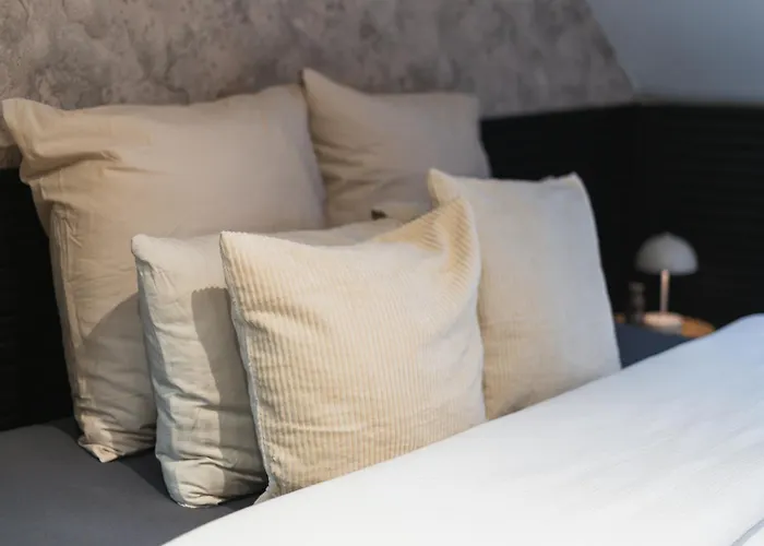 Appartement Simple Private In 5br Shared Apartment, Well Connected Location