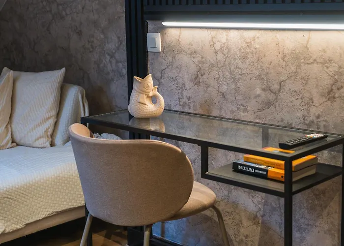 Simple Private In 5br Shared Apartment, Well Connected Location *