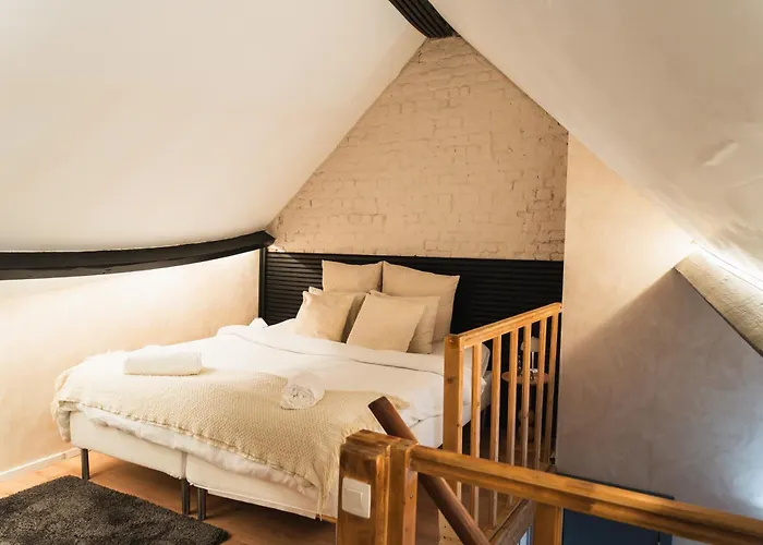 Appartement Simple Private In 5br Shared Apartment, Well Connected Location